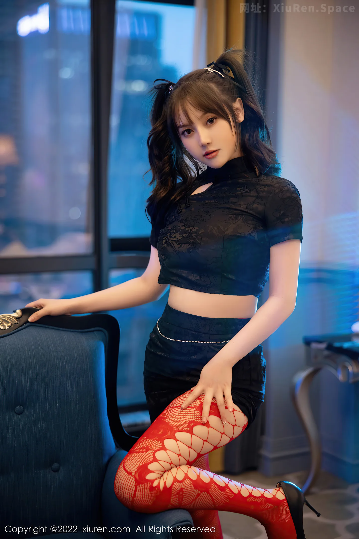 图片[5]-[XiuRen秀人网] VOL.5225 模特豆瓣酱黑色短旗袍半脱露红色网格丝袜秀丰满身材诱惑写真74P-秀人网官方网站